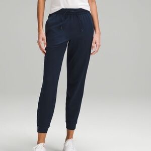 Soft jersey classic fit mid rise jogger